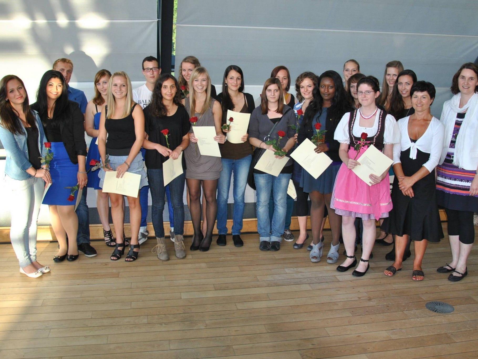 Die jungen Leute erhielten in Götzis die Abschluss-Zertifikate nach ihrem Sozialen Jahr.