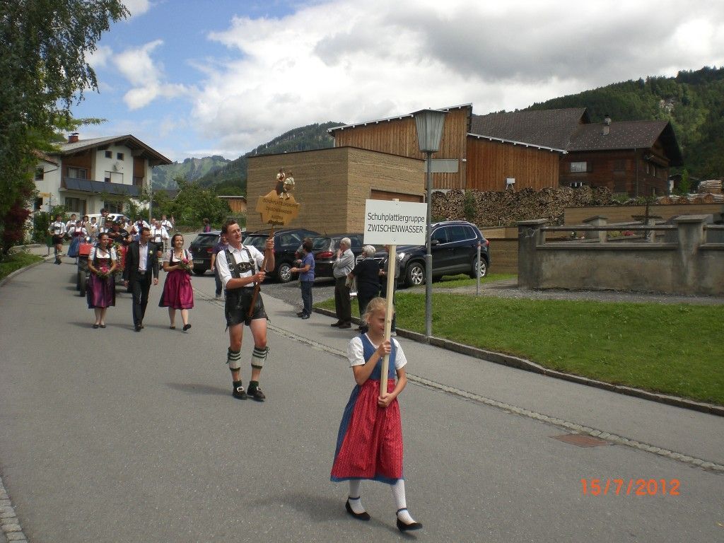 Täfele-Trägerin Amelia, Festführer Kilian Tschabrun mit Festdamen Jasmin u. Janine Täfele-Trägerin Amelia, Festführer Kilian Tschabrun mit Festdamen Jasmin u. Janine