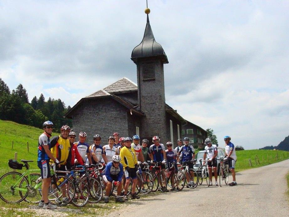 Die Seniorenradler bei der Kapelle im Lecknertal.