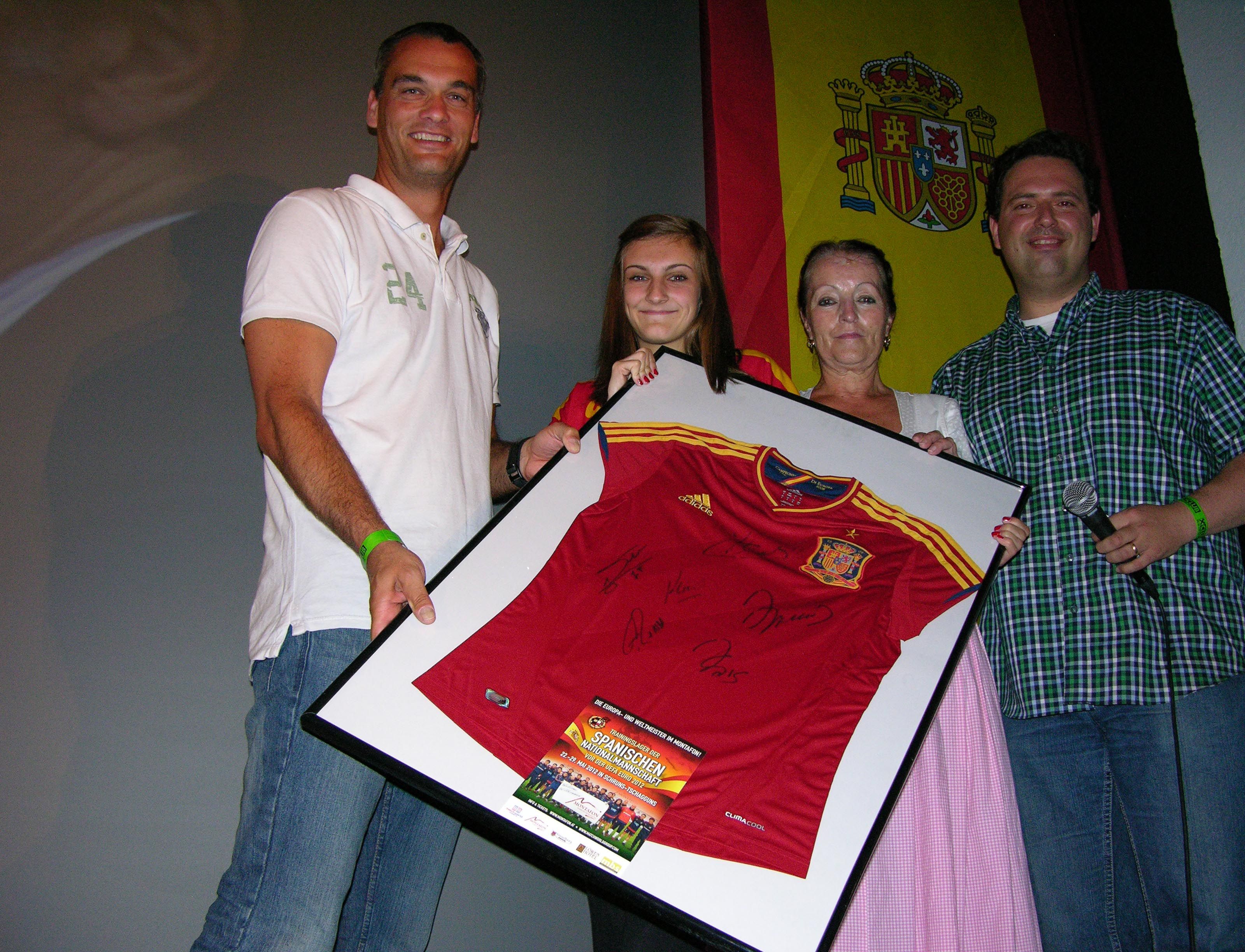 Julia bei der Dressübergabe in der Kulturbühne Schruns Julia bei der Dressübergabe in der Kulturbühne Schruns