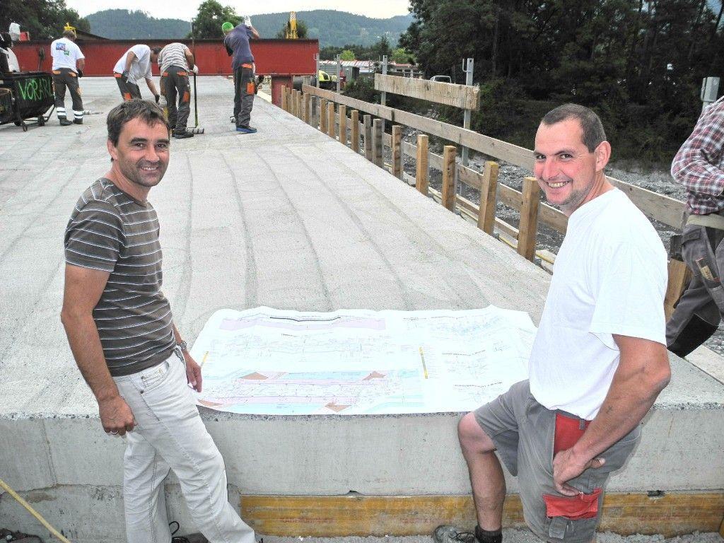 (l.) Michael Egger der Bauleiter mit Polier Martin Wörz auf der Frutzbrücken-Baustelle in Rankweil