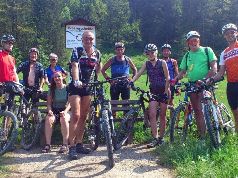Rast bei der europäischen Wasserscheide hinter Rohrmoos. Rast bei der europäischen Wasserscheide hinter Rohrmoos.