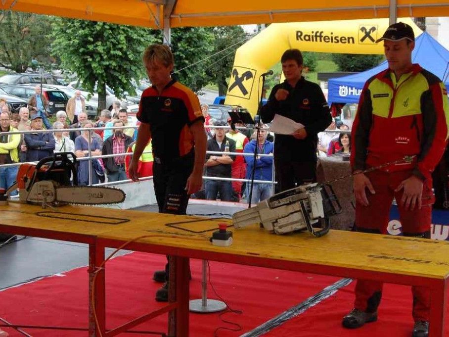 Beim ersten Durchgang wurde der schnelle Kettenwechsel bei der Motorsäge gezeigt. Beim ersten Durchgang wurde der schnelle Kettenwechsel bei der Motorsäge gezeigt.