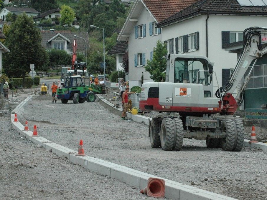 Im Bauabschnitt drei werden zur Zeit die Randeinfassungen verlegt. Im Bauabschnitt drei werden zur Zeit die Randeinfassungen verlegt.