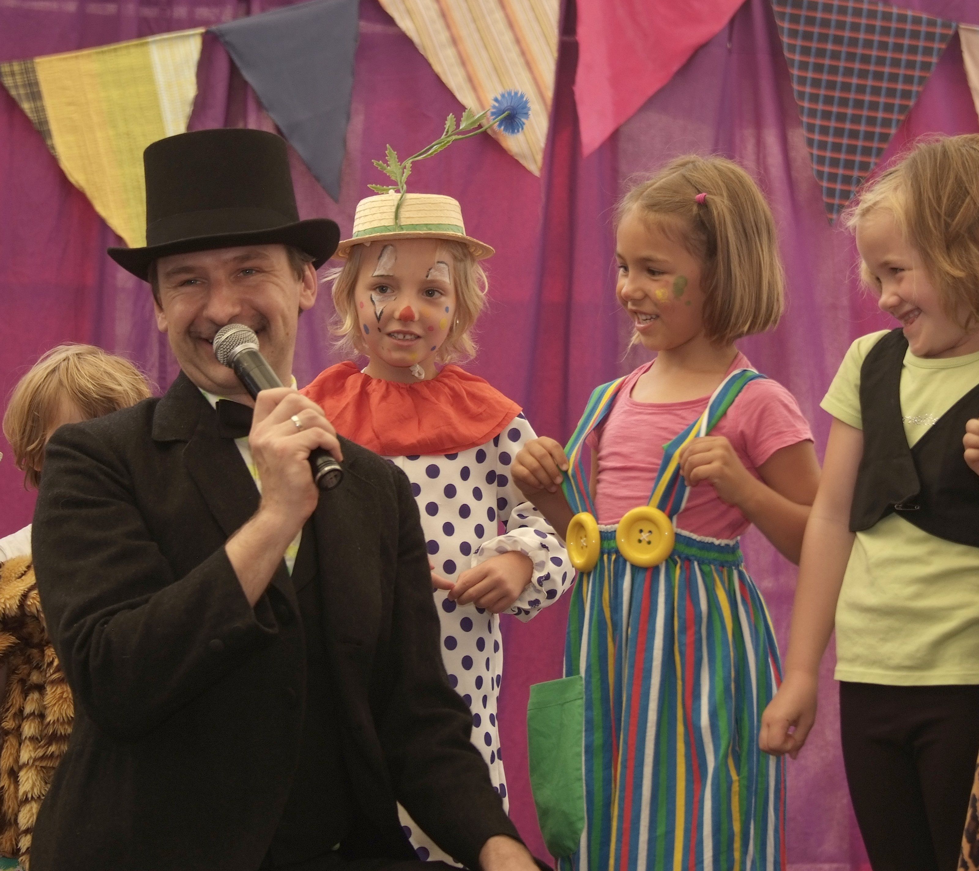 Die Montessori-Kindergärtler machten bei ihrem Auftritt gute Figur. Die Montessori-Kindergärtler machten bei ihrem Auftritt gute Figur.