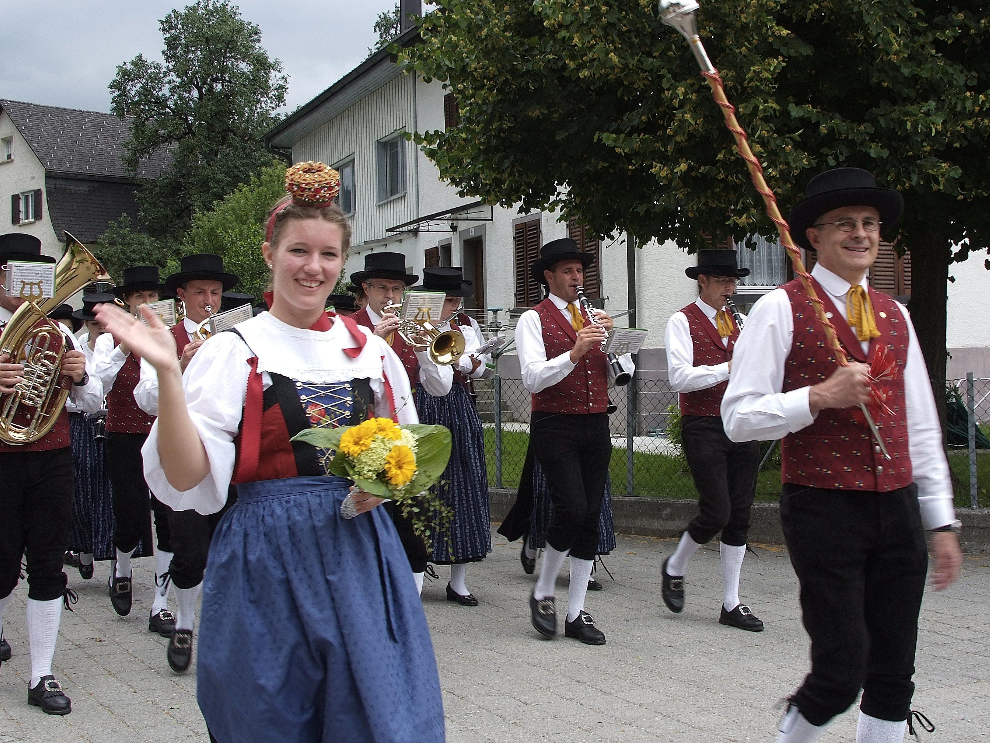 Über 20 Gastkapellen marschierten beim Bezirksmusik-Fest in Satteins auf