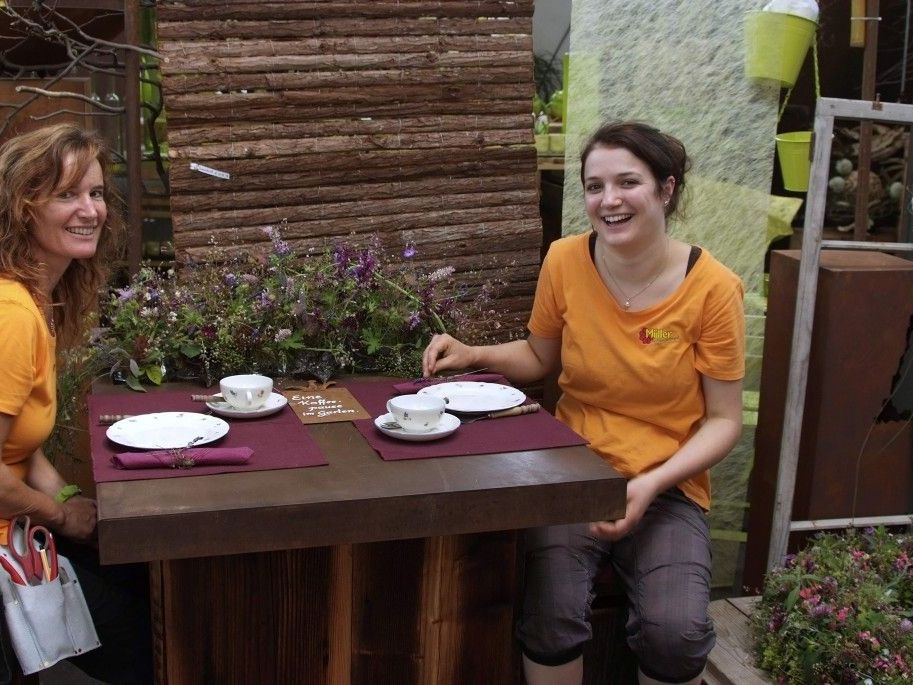 Isabell Meyer (re) mit Chefin Mathilde Müller am festlich geschmückten Tisch. Isabell Meyer (re) mit Chefin Mathilde Müller am festlich geschmückten Tisch.