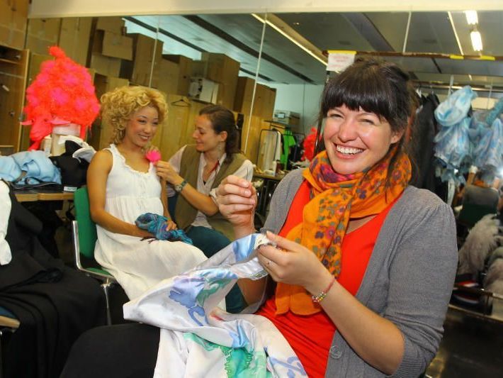 Geht an den Kostümen etwas kaputt, dann kommt Lena Krautgartner zum Einsatz. Das passiert auch während der Vorstellungen. Geht an den Kostümen etwas kaputt, dann kommt Lena Krautgartner zum Einsatz. Das passiert auch während der Vorstellungen.