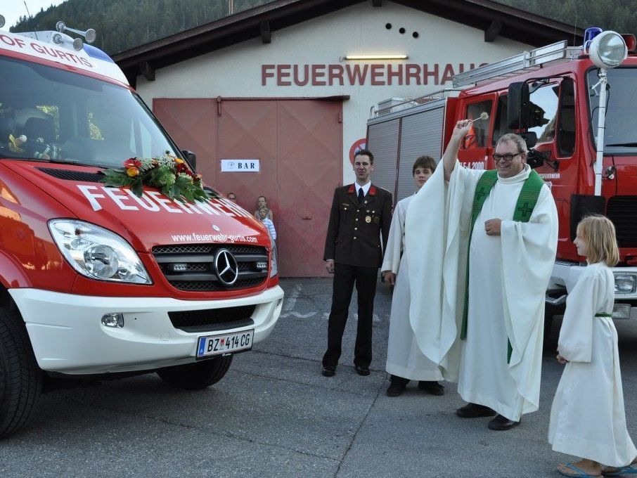 Vor zwei Jahren konnte zur Fahrzeugsegnung geladen werden – zum 80-jährigen-Jubiläum kann die Vereinsfahne gesegnet werden. Vor zwei Jahren konnte zur Fahrzeugsegnung geladen werden – zum 80-jährigen-Jubiläum kann die Vereinsfahne gesegnet werden.