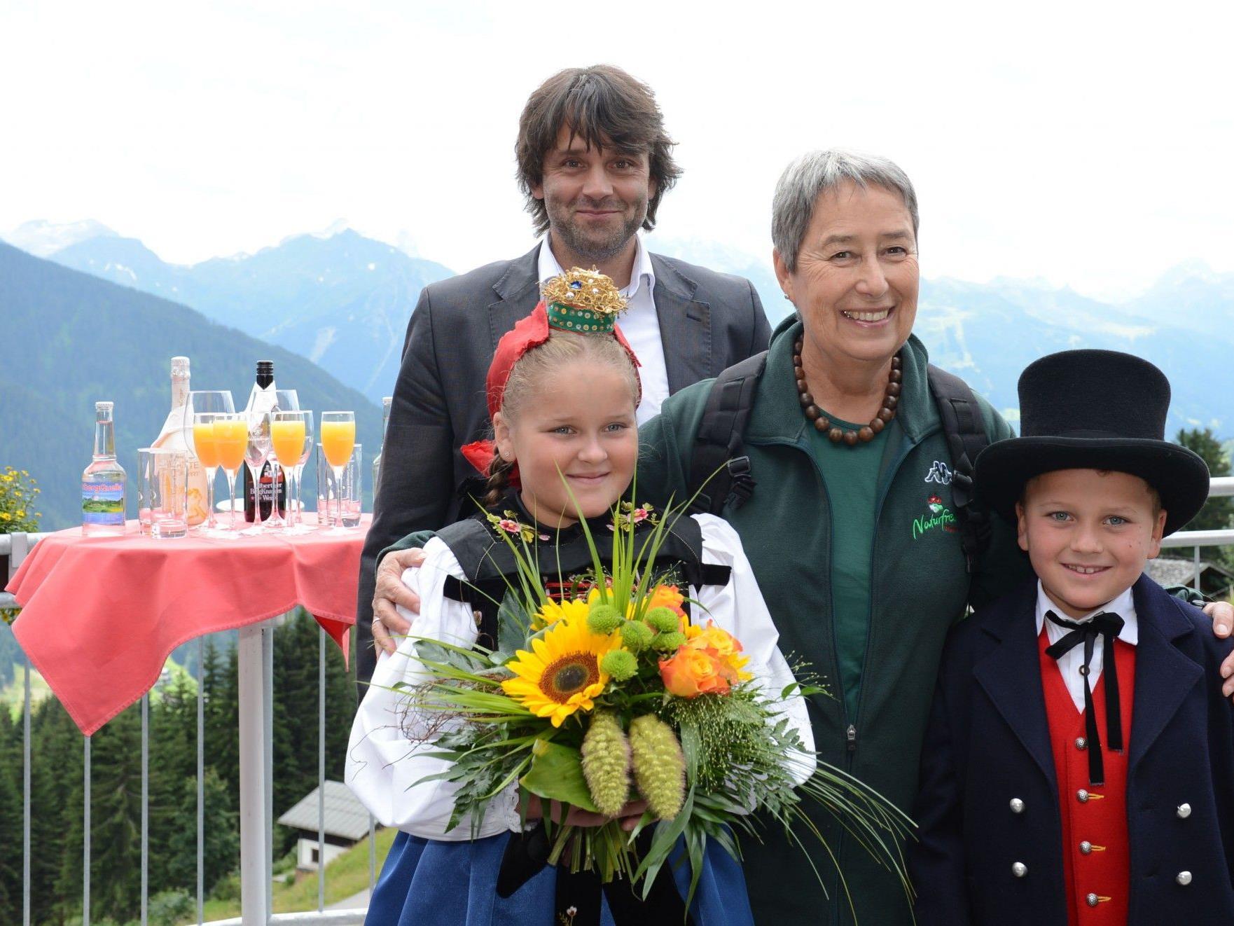 Bundespräsidentengattin Margit Fischer mit Bürgermeister Thomas Zudrell und Trachtenkindern aus dem Silbertal.