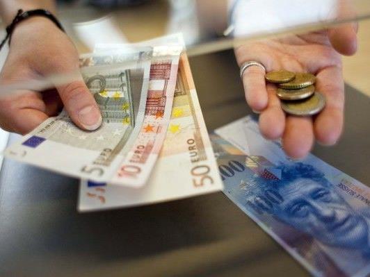 Euro/Franken notiert knapp über Mindestkurs von 1,20