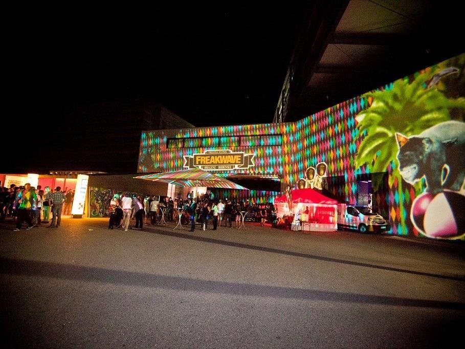 Die Visual Art-Kollektive Neon Golden und Luma.Launisch tauchen das Festspielhaus mit ihren Installationen wieder in neues Licht.