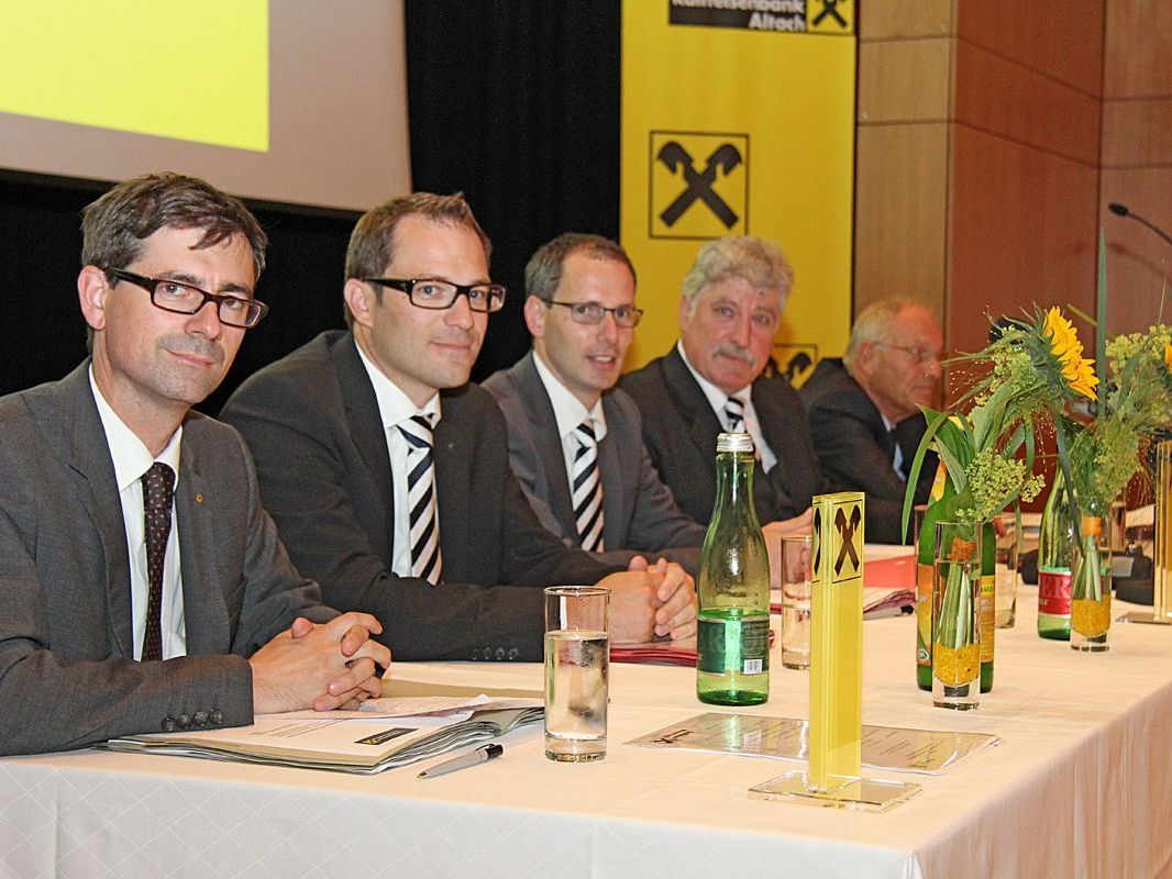 Mag. Michael Alge mit den Geschäftsleitern der Raiffeisenbank Altach. Mag. Michael Alge mit den Geschäftsleitern der Raiffeisenbank Altach.