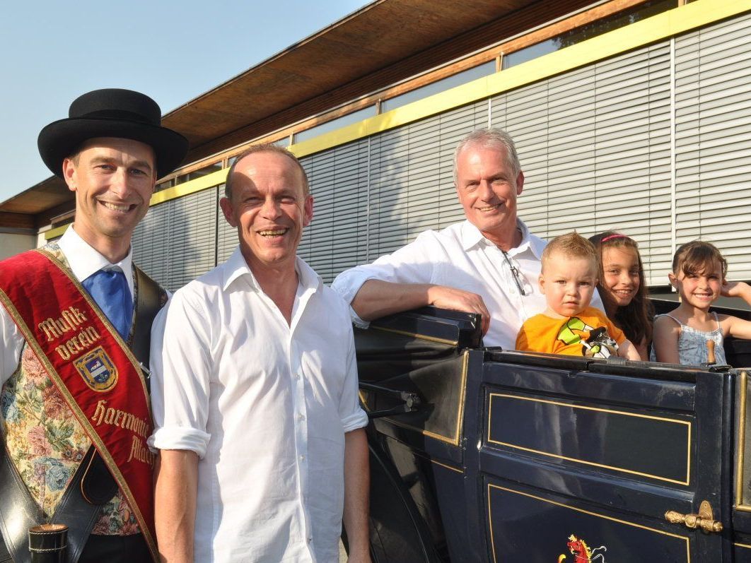 Musikobmann Christoph Märk, Vize-Bgm. Franz Kopf, Jubilar Gottfried Brändle mit seinen Enkeln Noah, Alina und Emilia. Musikobmann Christoph Märk, Vize-Bgm. Franz Kopf, Jubilar Gottfried Brändle mit seinen Enkeln Noah, Alina und Emilia.