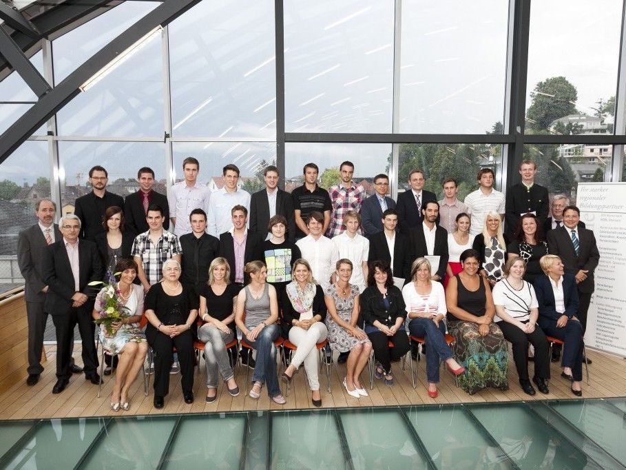 Unter den Studierenden mit dabei (links: Mag. Stephan Hofer, Mag. Christof Dünser, rechts Dir. Mag. Helmut Braun, VHS Geschäftsführer Mag. Stefan Fischnaller) Unter den Studierenden mit dabei (links: Mag. Stephan Hofer, Mag. Christof Dünser, rechts Dir. Mag. Helmut Braun, VHS Geschäftsführer Mag. Stefan Fischnaller)