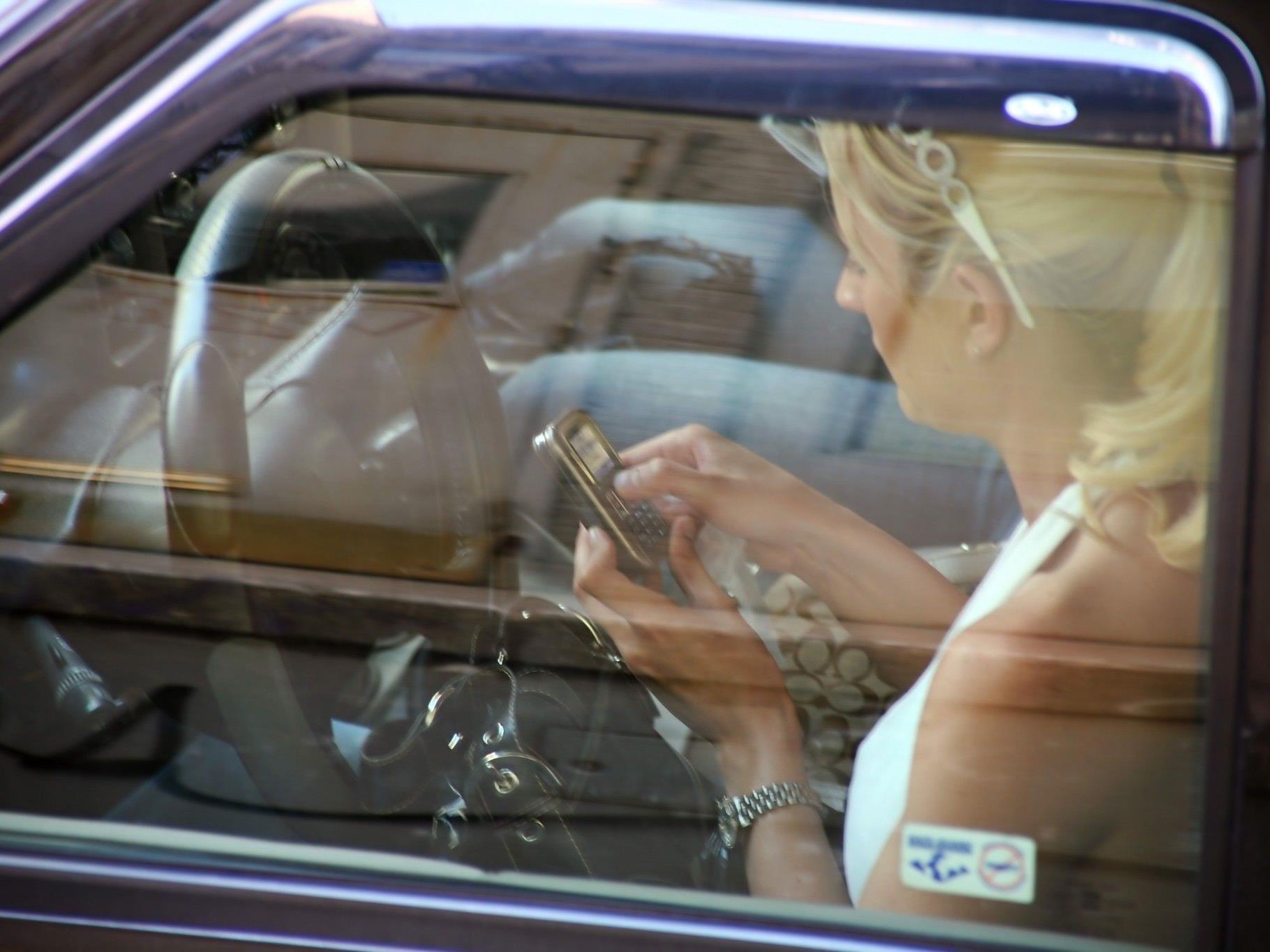 Vor allem Fahrer zwischen 30 und 39 Jahren greifen während der Fahrt zum Telefon.