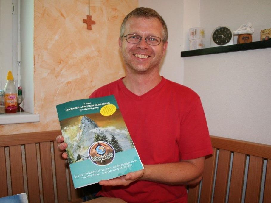 Zum fünfjährigen Jubiläum hat der Arbeitskreis „Bewahrung der Schöpfung“ – im Bild Harald Mark – eine Broschüre mit Artikeln zum Thema Umweltschutz publiziert.
