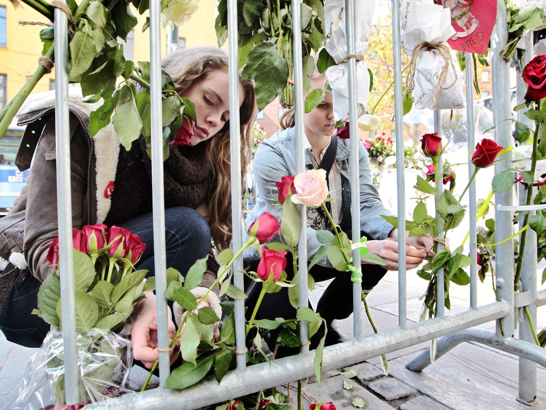 In knapp drei Stunden tötete Breivik 77 Menschen. In knapp drei Stunden tötete Breivik 77 Menschen.