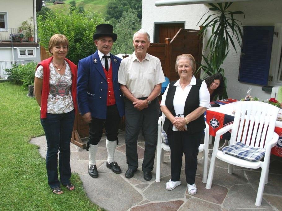 Der Jubilar mit Gattin Anni, Kapellmeister Alfons Melmer sowie Vize-Bürgermeisterin Anita Dönz