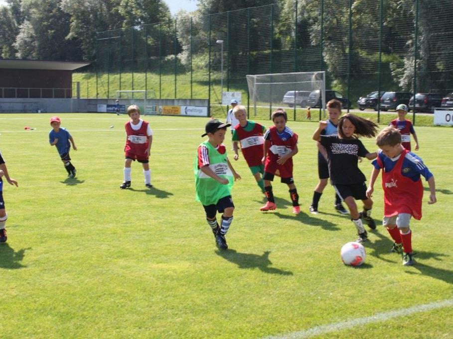 Die junge SportlerInnen waren begeistert, dass der ERNE FC Schlins die Jugendtrainer der deutschen Bundesliga für sie organisierte.