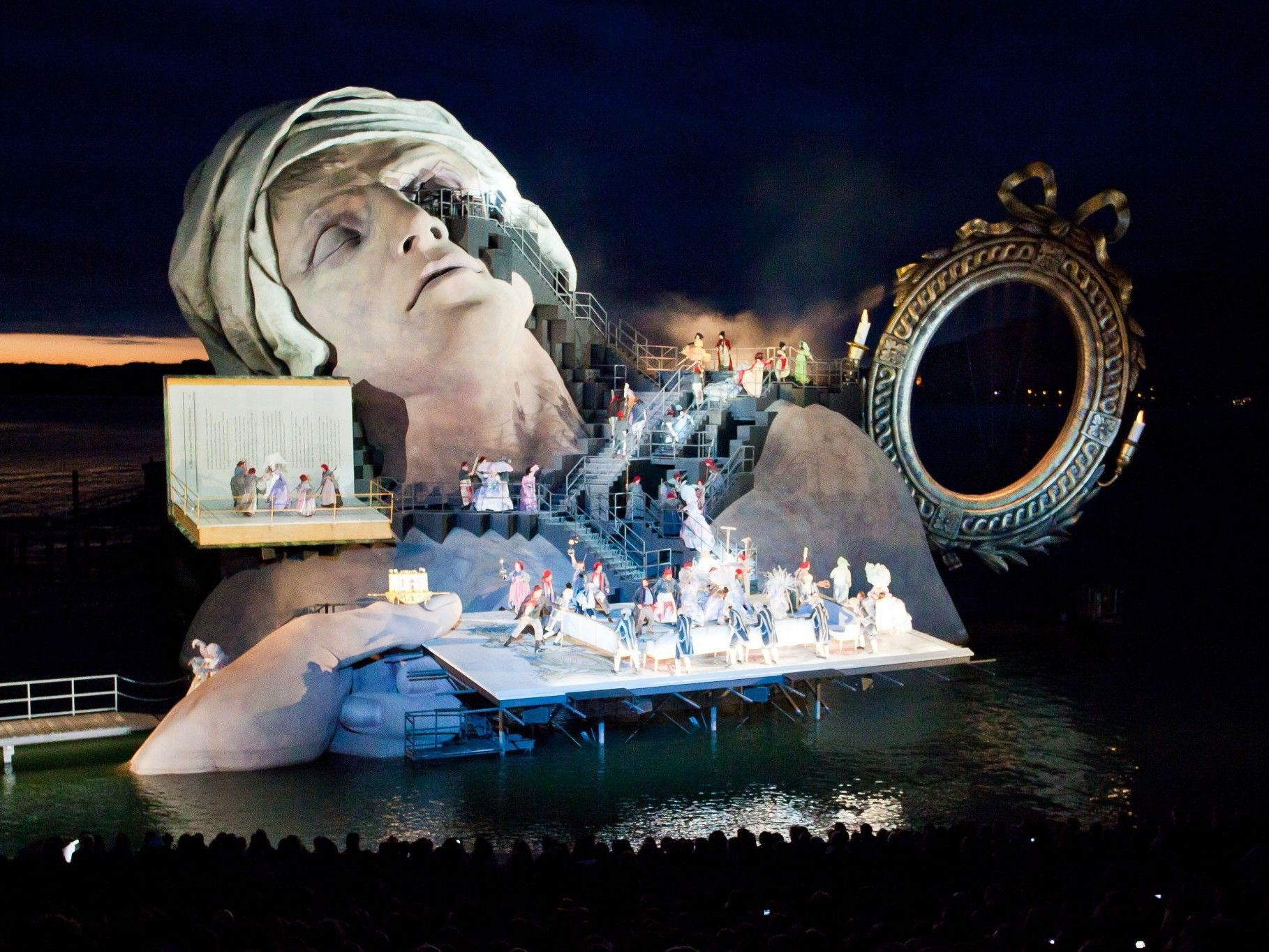 Die Festspiele und das Wetter - ein streitbares Paar, das auch heuer zänkisch bleibt. Die Festspiele und das Wetter - ein streitbares Paar, das auch heuer zänkisch bleibt.