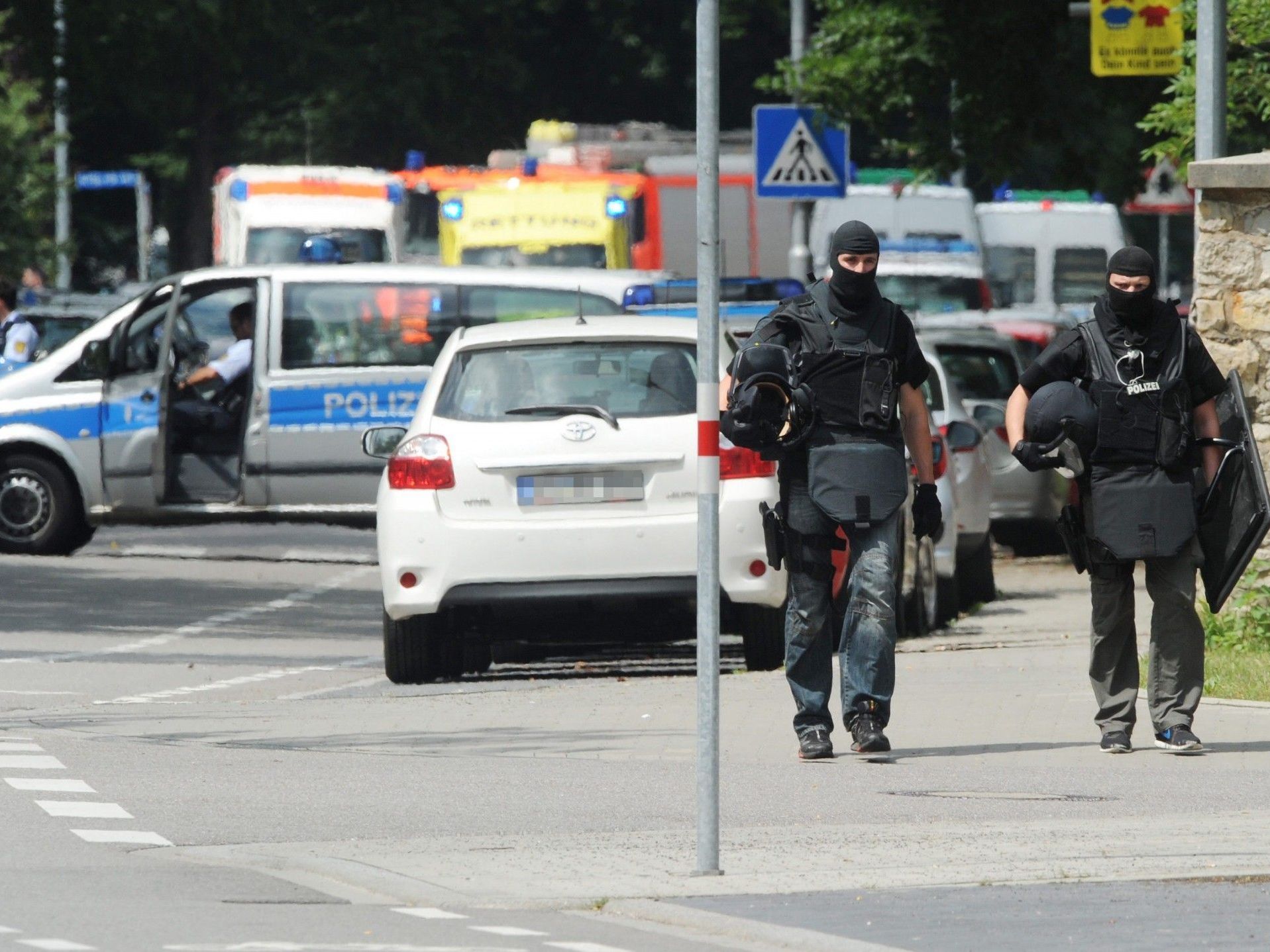 Polizeikräfte im Einsatz bei der Geiselnahme in Karlsruhe. Polizeikräfte im Einsatz bei der Geiselnahme in Karlsruhe.