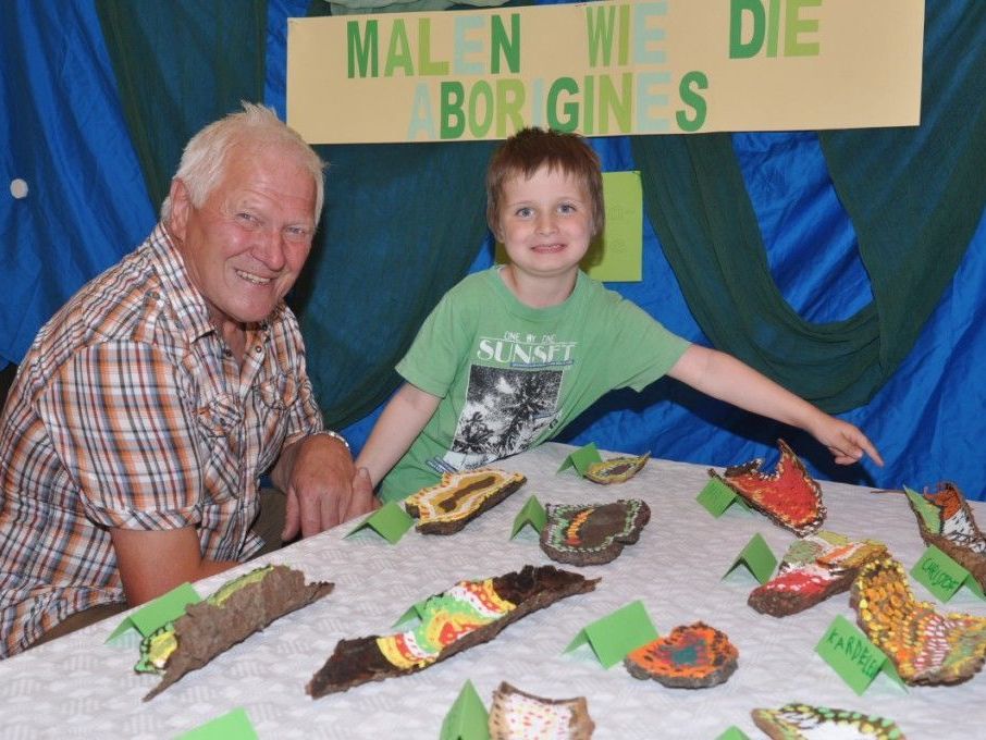 Stolz zeigt Christof seinem Opa die bemalte Baumrinde. Stolz zeigt Christof seinem Opa die bemalte Baumrinde.