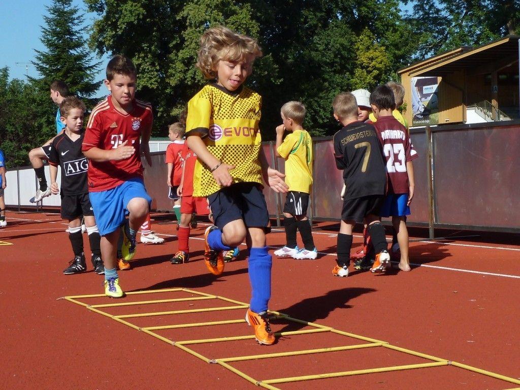 Koordinationstraining steht beim Fußballsommercamp ebenso im Vordergrund wie Spaß und Begeisterung am Sport.