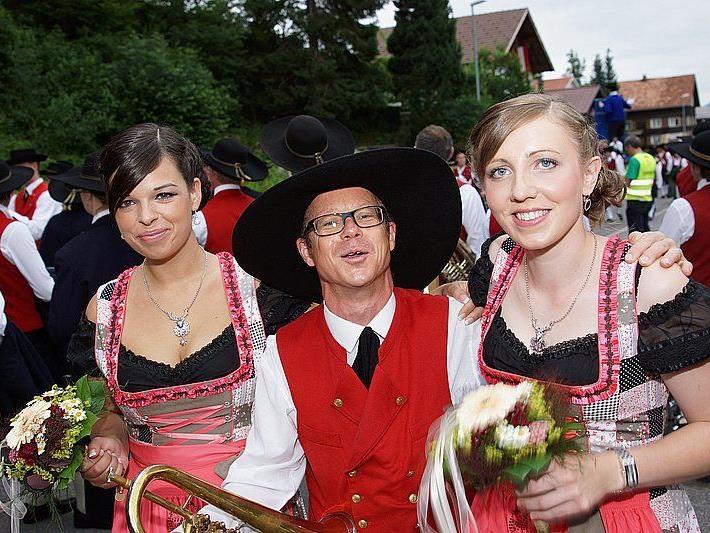 Musikant und Festdamen beim Bezirksmusikfest in Krumbach