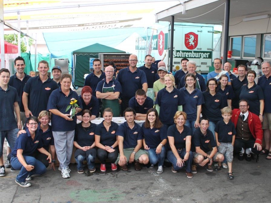 Mit den Musikanten waren noch zahlreiche Helferinnen und Helfer - auf dem Bild fehlen einige - für ein rundum bestens gelungenes Dorffest im Einsatz. Mit den Musikanten waren noch zahlreiche Helferinnen und Helfer - auf dem Bild fehlen einige - für ein rundum bestens gelungenes Dorffest im Einsatz.