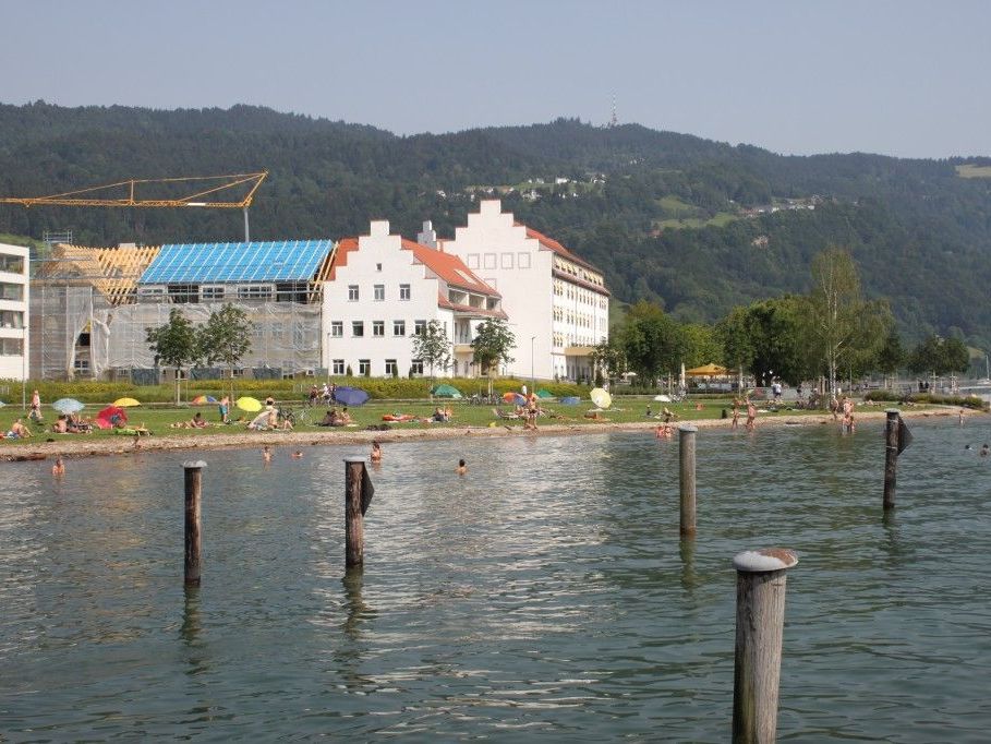 Das „Haus am See“ hat die Dachgleiche erreicht und kann im Frühjahr 2013 bezogen werden. Das „Haus am See“ hat die Dachgleiche erreicht und kann im Frühjahr 2013 bezogen werden.