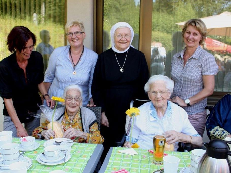 Ida Prucker (102 Jahre)  und Berta Gottardi (103 Jahre) mit den prominenten Gratulanten.
