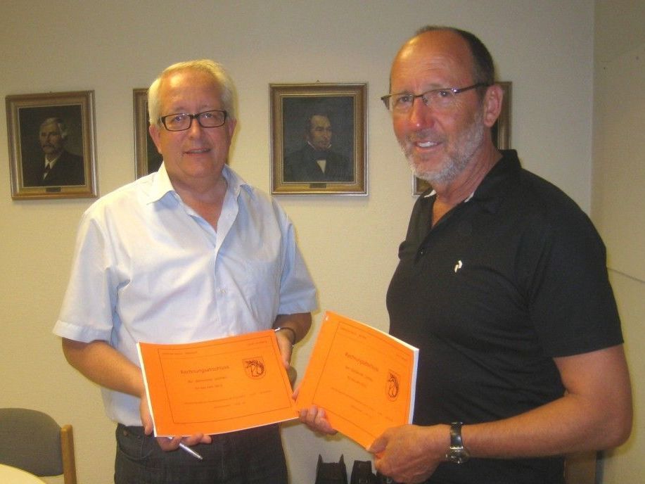 Finanzreferent Michael Simma und Bürgermeister Xaver Sinz präsentierten der Gemeindevertretung den Rechnungsabschluss 2011. Finanzreferent Michael Simma und Bürgermeister Xaver Sinz präsentierten der Gemeindevertretung den Rechnungsabschluss 2011.