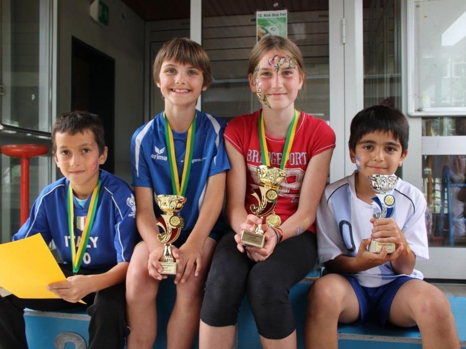 Die Schulsieger 2012 der Sportbewerbe mit Pokalen, Medaillen und Urkunden.