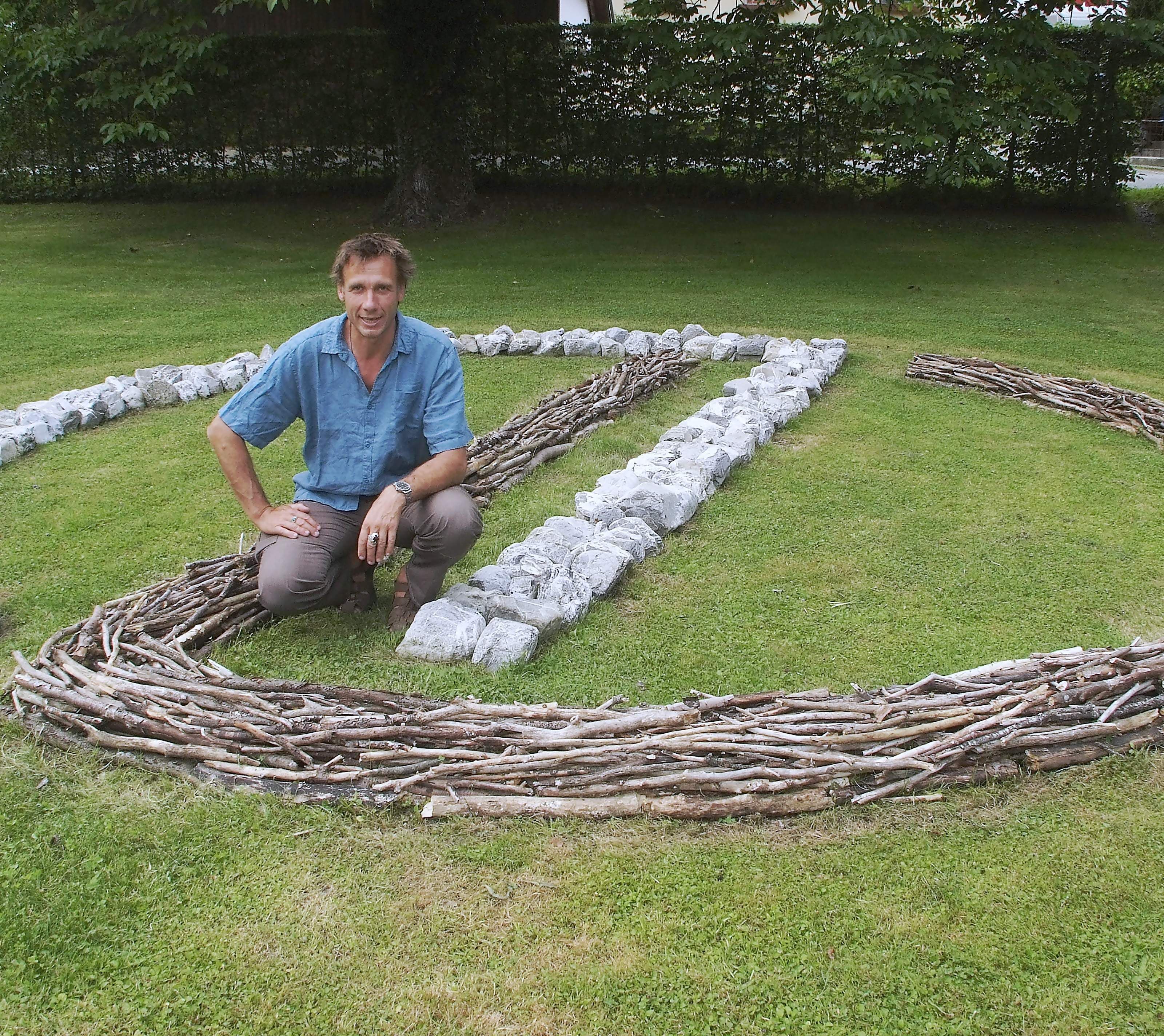 Lutz-Steine und Holzstücke dienen Hama Lohrmann als Materialien für seine Installationen. Lutz-Steine und Holzstücke dienen Hama Lohrmann als Materialien für seine Installationen.