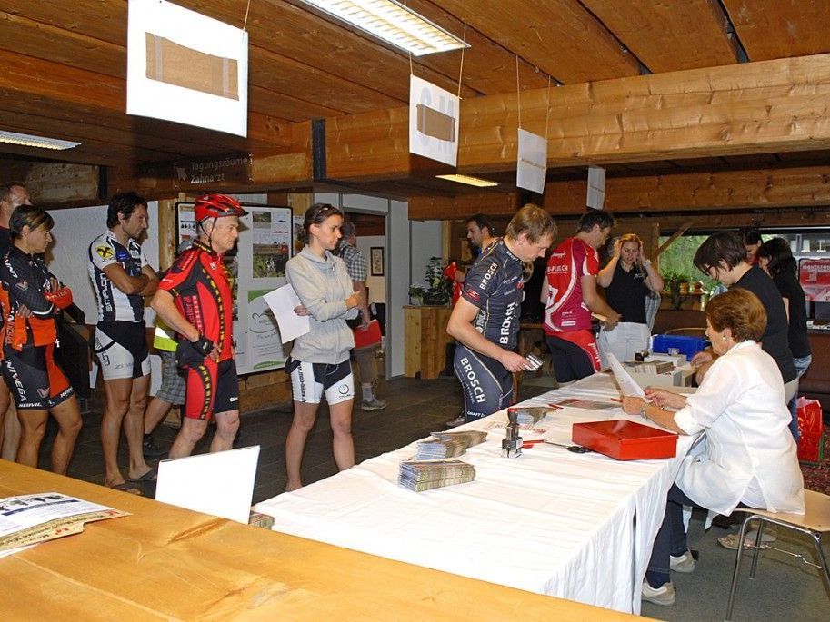 Teilnehmer des M3 Montafon Mountainbike Marathons am Samstag Früh im Haus des Gastes in Schruns Teilnehmer des M3 Montafon Mountainbike Marathons am Samstag Früh im Haus des Gastes in Schruns