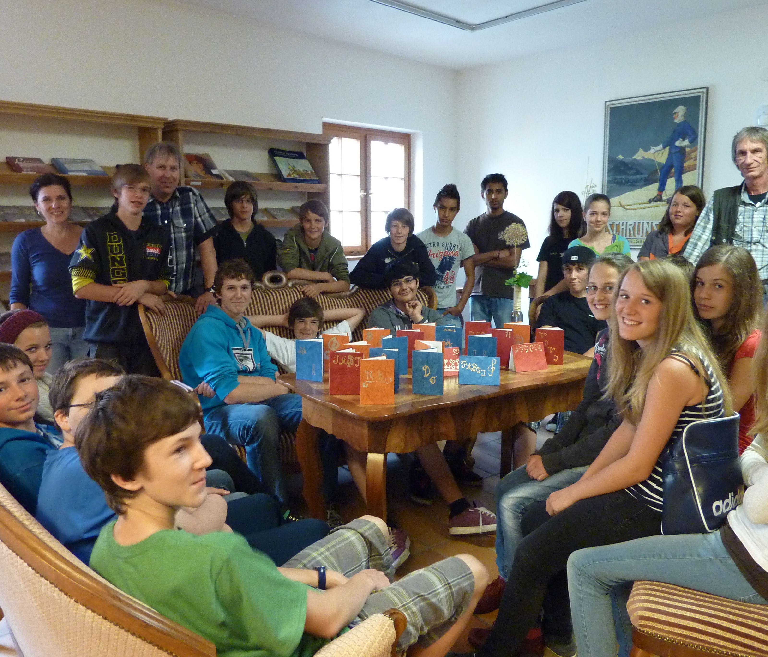 Schüler der Mittelschule Schruns-Grüt auf Besuch im Heimatmuseum, hier bei Arbeiten mit Golddruck bei den eigenen Büchern. Schüler der Mittelschule Schruns-Grüt auf Besuch im Heimatmuseum, hier bei Arbeiten mit Golddruck bei den eigenen Büchern.