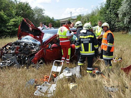 Bei dem schweren Unfall in Mödling wurden vier Personen verletzt Bei dem schweren Unfall in Mödling wurden vier Personen verletzt