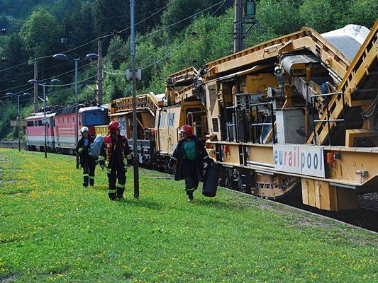 Weil aus einem Bauzug im Bezirk Neunkirchen Öl austrat, musste die Feuerwehr ausrücken Weil aus einem Bauzug im Bezirk Neunkirchen Öl austrat, musste die Feuerwehr ausrücken