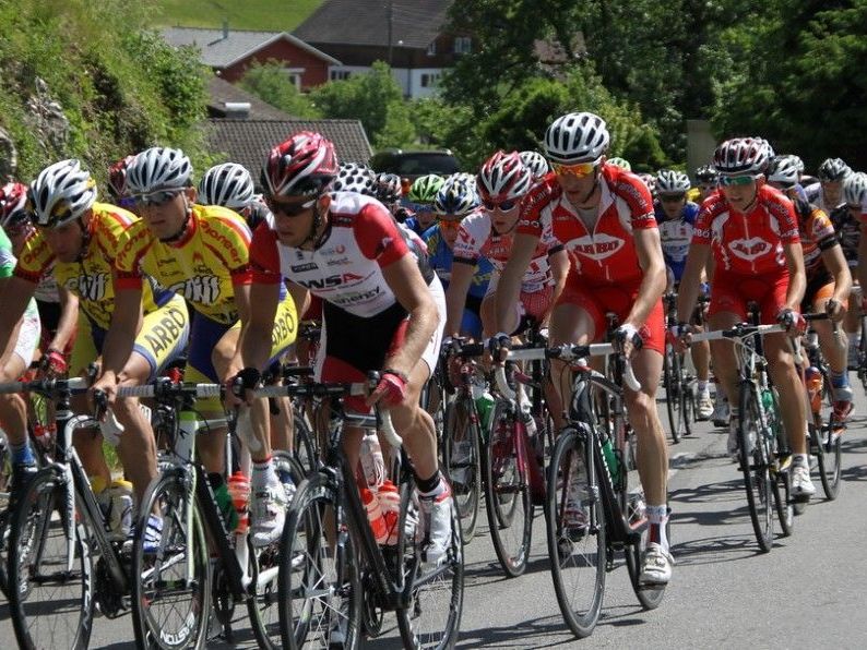 Beim Arlberg Giro sind über tausend Fahrer am Start, darunter die heimische Elite mit Mathias Brändle.