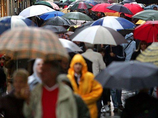 Bei den Wetter-Prognosen fürs Wochenende wird wohl kaum jemand ohne Regenschirm auskommen