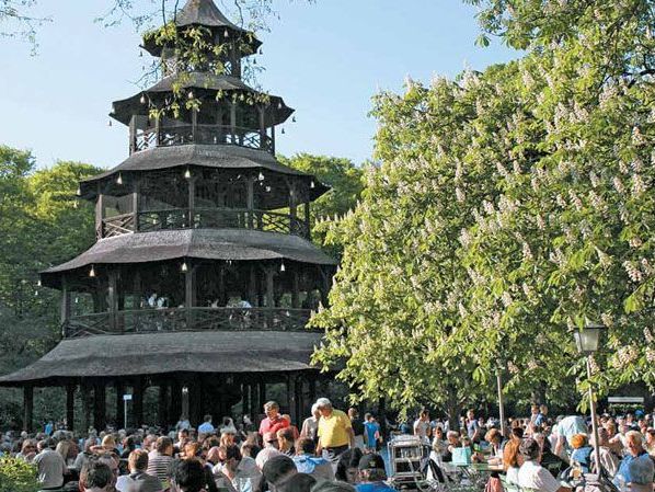 Biergarten am Chinesischen Turm im Englischen Garten in München