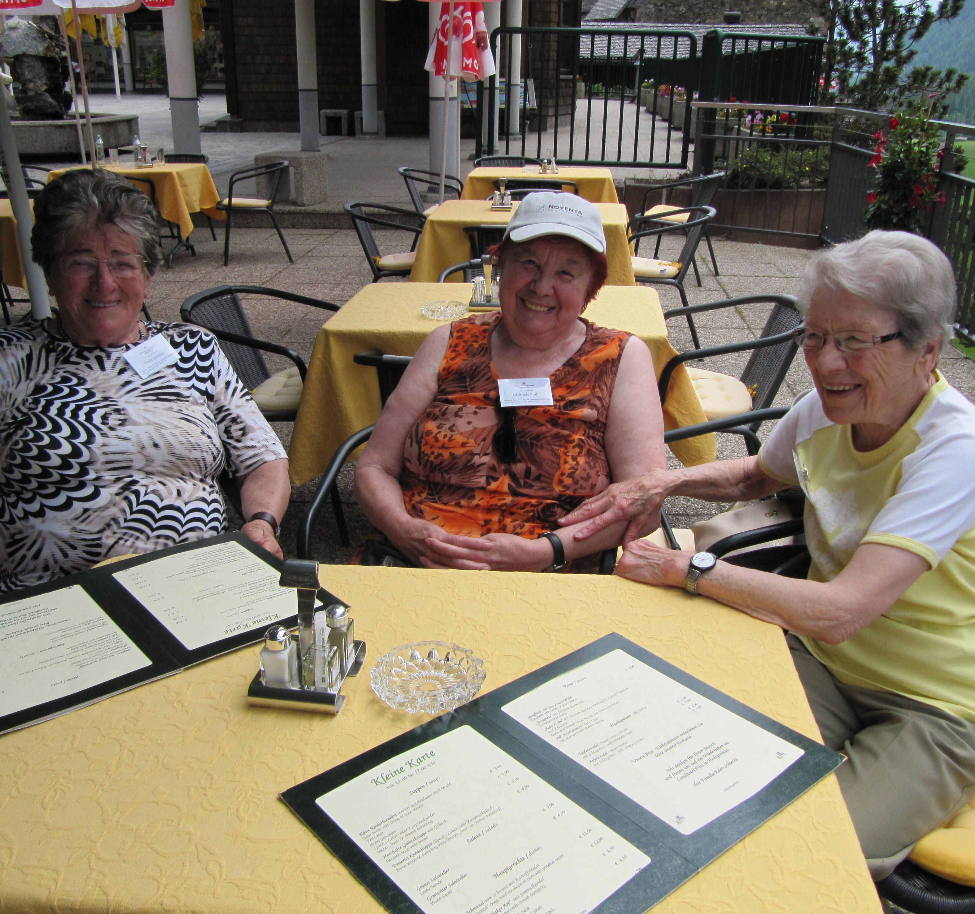 Paula Joschika, Edeltrude Rath und Maria Storm im Gasthof in Heiligenblut. Paula Joschika, Edeltrude Rath und Maria Storm im Gasthof in Heiligenblut.
