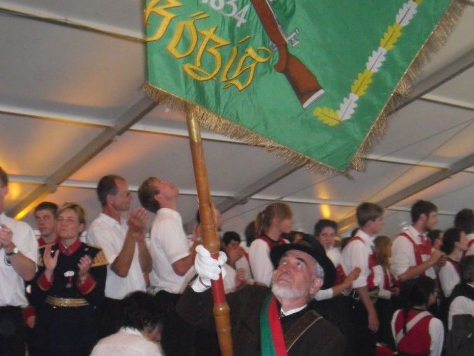 Unser zweiter Fähnrich Norbert Kresser beim Einzug ins Festzelt