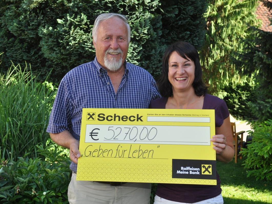 Hans Kleber konnte Susanne Marosch vom Verein „Geben für Leben“ den stolzen Betrag von 5.270 Euro überreichen.