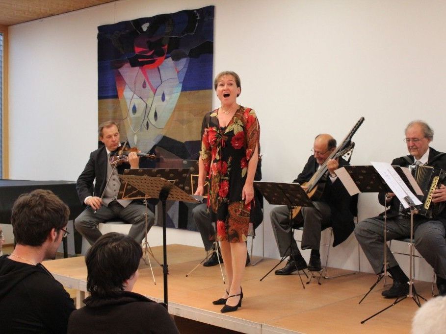 Sängerin Birgit Plankel und das Symphonische Schrammelquintett. Sängerin Birgit Plankel und das Symphonische Schrammelquintett.