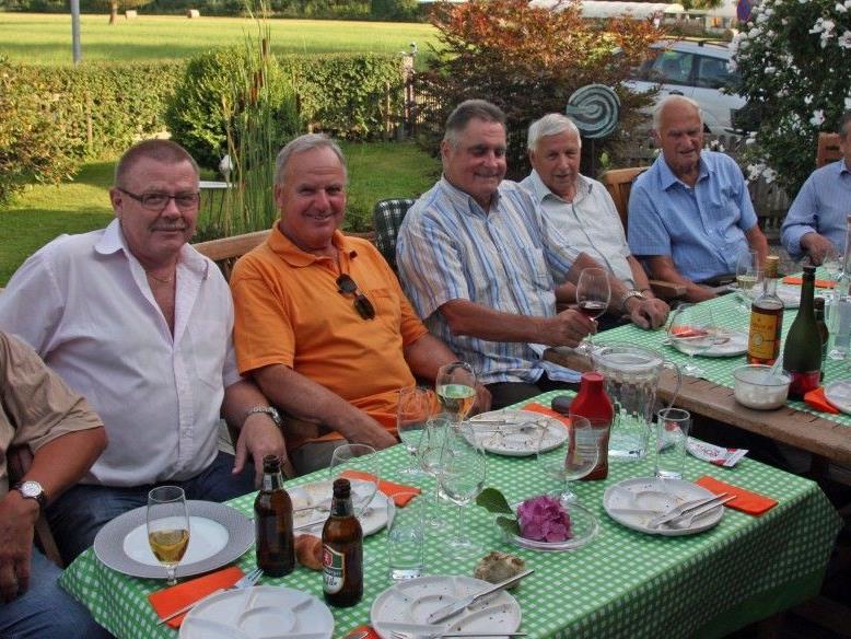 Nach getaner Arbeit lässt sich fein feiern: Der Ausschuss der Harder Seniorenbörse mit ihrem Obmann Horst Waibel