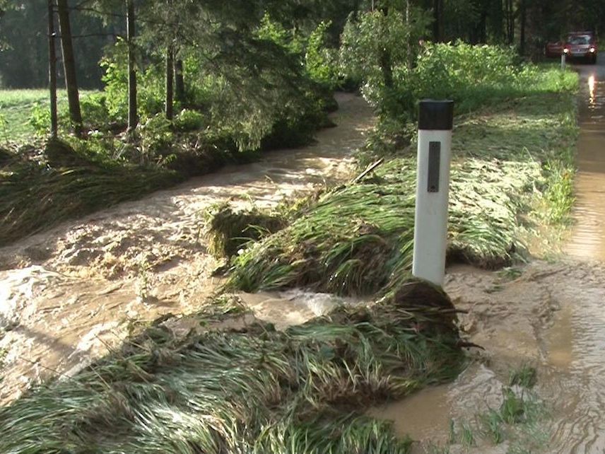 Schwere Unwetter ließen erneut Bäche über die Ufer treten. Schwere Unwetter ließen erneut Bäche über die Ufer treten.