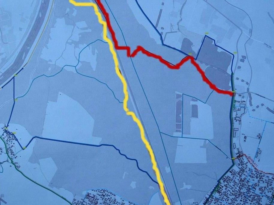 Die gelbe Linie zeigt den Straßenverlauf über Nofels, die rote Linie die geplante Baustraße mit der Hilfsbrücke über die Ill.