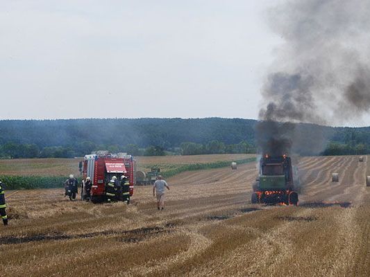 Im Bezirk Neunkirchen sorgte eine brennende Strohpresse für einen Feuerwehr-Einsatz Im Bezirk Neunkirchen sorgte eine brennende Strohpresse für einen Feuerwehr-Einsatz